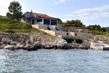 Holiday house by the sea with pool Zizou, island Zizanj, foto 1